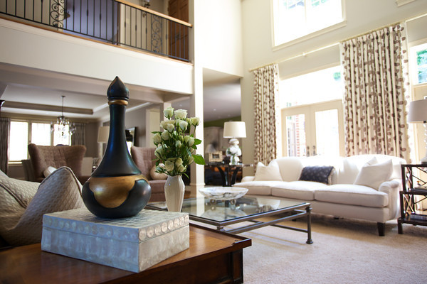 Idee per un ampio soggiorno classico aperto con sala formale, pareti beige e camino classico