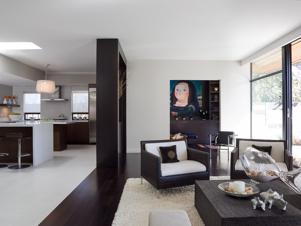 На фото: гостиная комната в стиле модернизм с серыми стенами с
