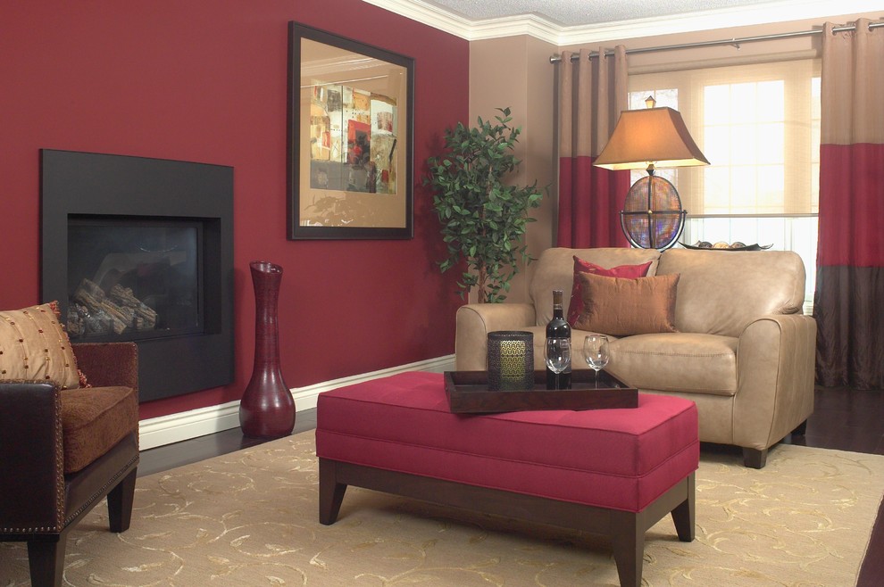 Источник вдохновения для домашнего уюта: изолированная гостиная комната среднего размера в стиле неоклассика (современная классика) с красными стенами, темным паркетным полом, стандартным камином и фасадом камина из металла