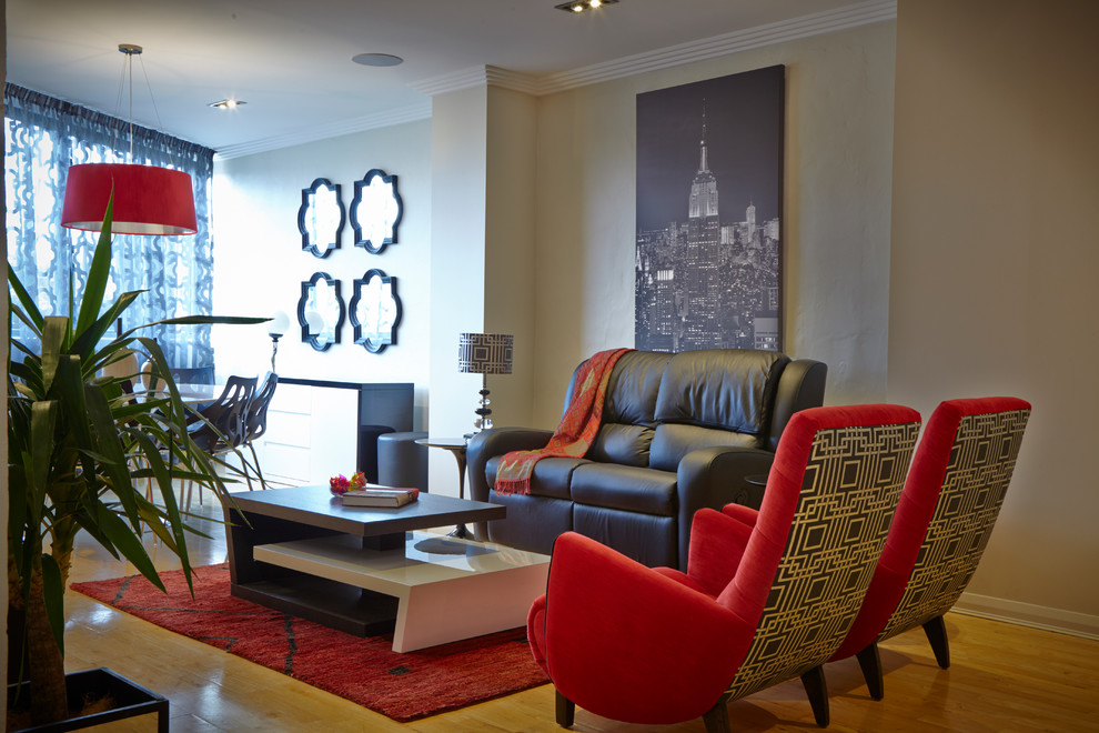 Foto di un soggiorno eclettico di medie dimensioni e aperto con pareti beige, parquet chiaro, nessun camino e TV a parete