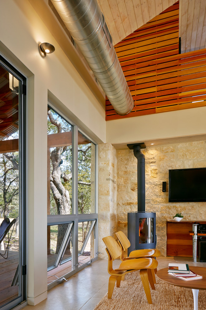 Kleines, Abgetrenntes Modernes Wohnzimmer mit Betonboden, Eckkamin und Kaminumrandung aus Metall in Austin