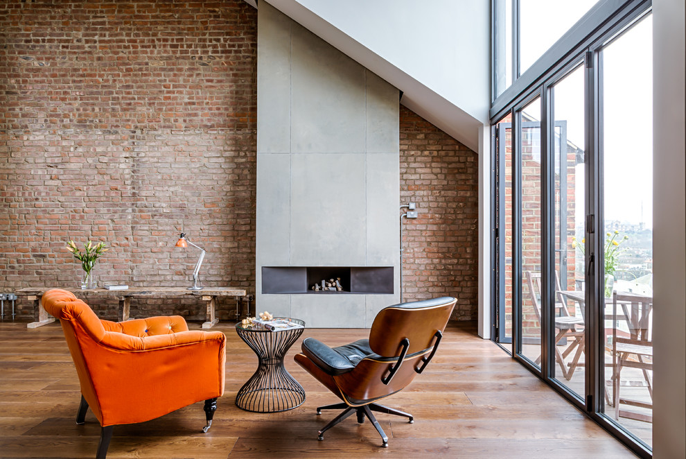Mittelgroßes Industrial Wohnzimmer mit dunklem Holzboden, Gaskamin, Kaminumrandung aus Metall und braunem Boden in London