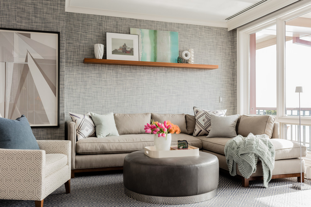 На фото: гостиная комната среднего размера в стиле неоклассика (современная классика) с ковровым покрытием, серыми стенами и серым полом с