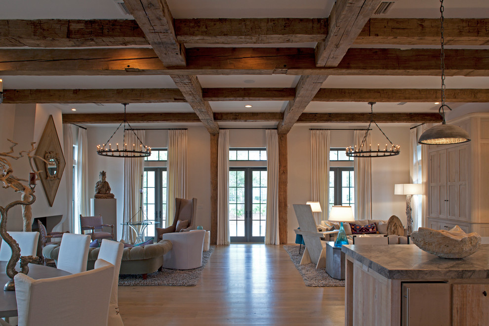 Пример оригинального дизайна: огромная гостиная комната в стиле фьюжн с красивыми шторами