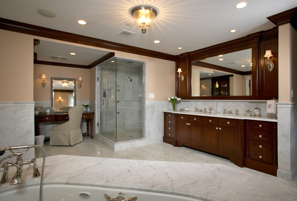 Diseño de cuarto de baño principal rural con lavabo bajoencimera, armarios con paneles empotrados, puertas de armario de madera oscura, bañera esquinera, ducha esquinera y paredes beige