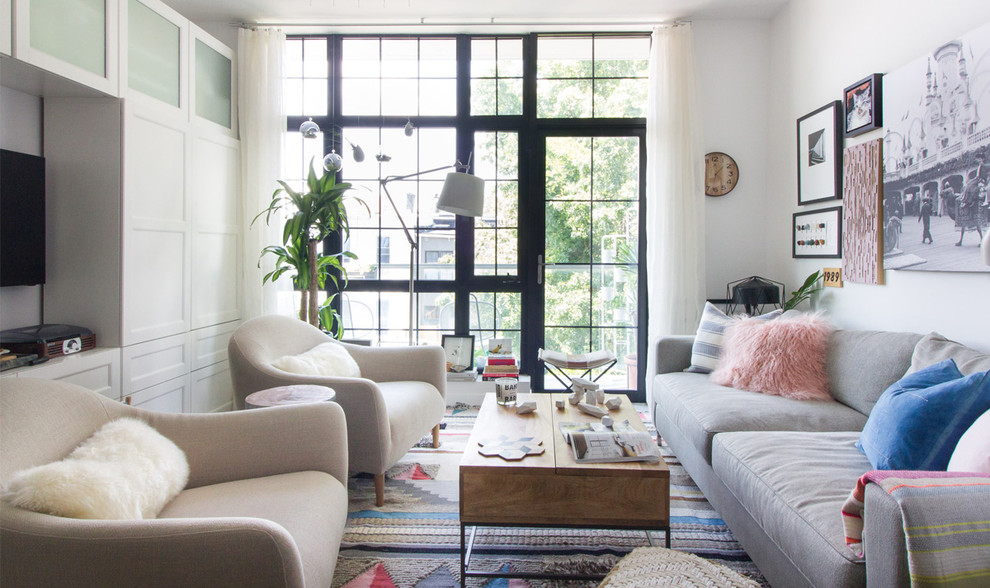 Idee per un soggiorno eclettico di medie dimensioni e aperto con pareti bianche, pavimento in cemento e TV a parete