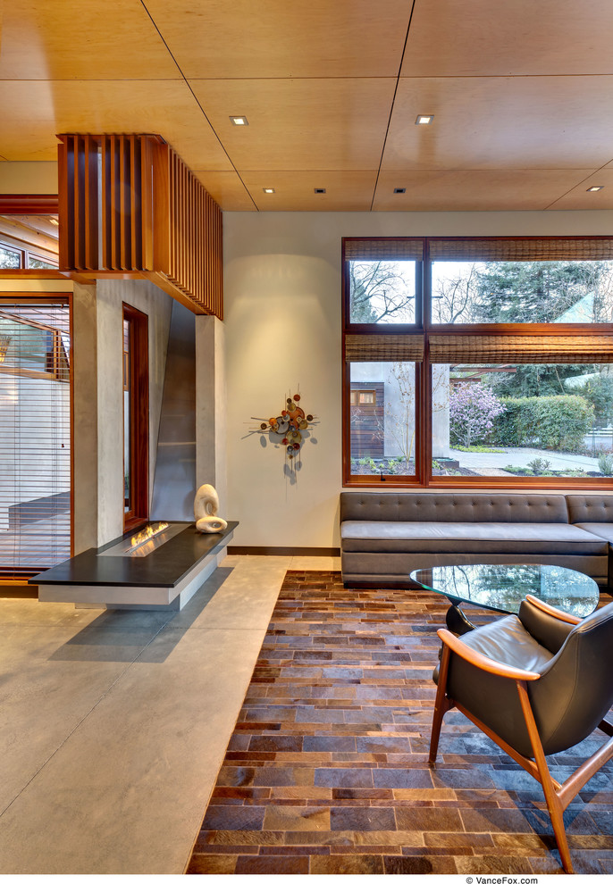 Идея дизайна: открытая гостиная комната в стиле модернизм с бетонным полом, горизонтальным камином и фасадом камина из металла без телевизора