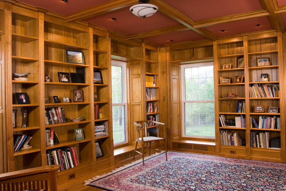 Ejemplo de biblioteca en casa cerrada pequeña sin televisor con todas las chimeneas y marco de chimenea de madera