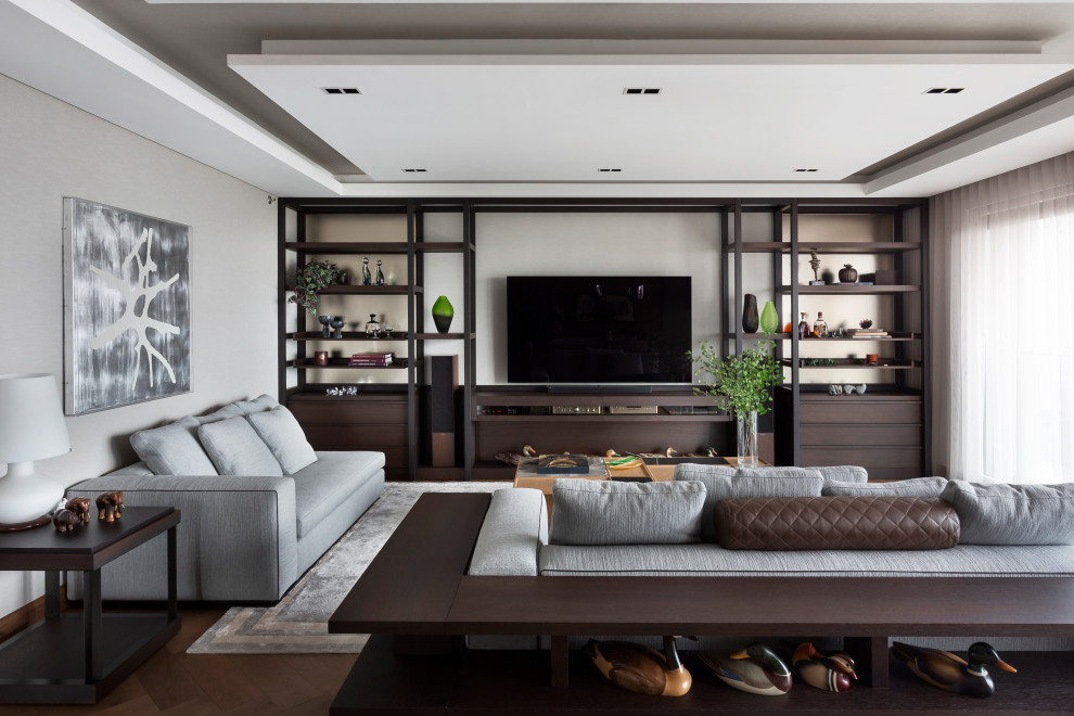 Mittelgroßes Modernes Wohnzimmer mit grauer Wandfarbe, Tapetenwänden, dunklem Holzboden, TV-Wand, braunem Boden und eingelassener Decke in Sonstige