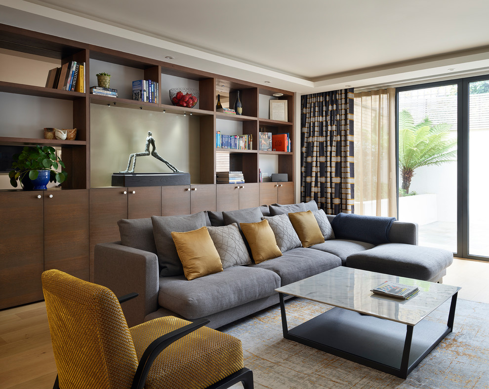 Foto di un soggiorno minimal di medie dimensioni con pareti grigie, parquet chiaro e pavimento beige