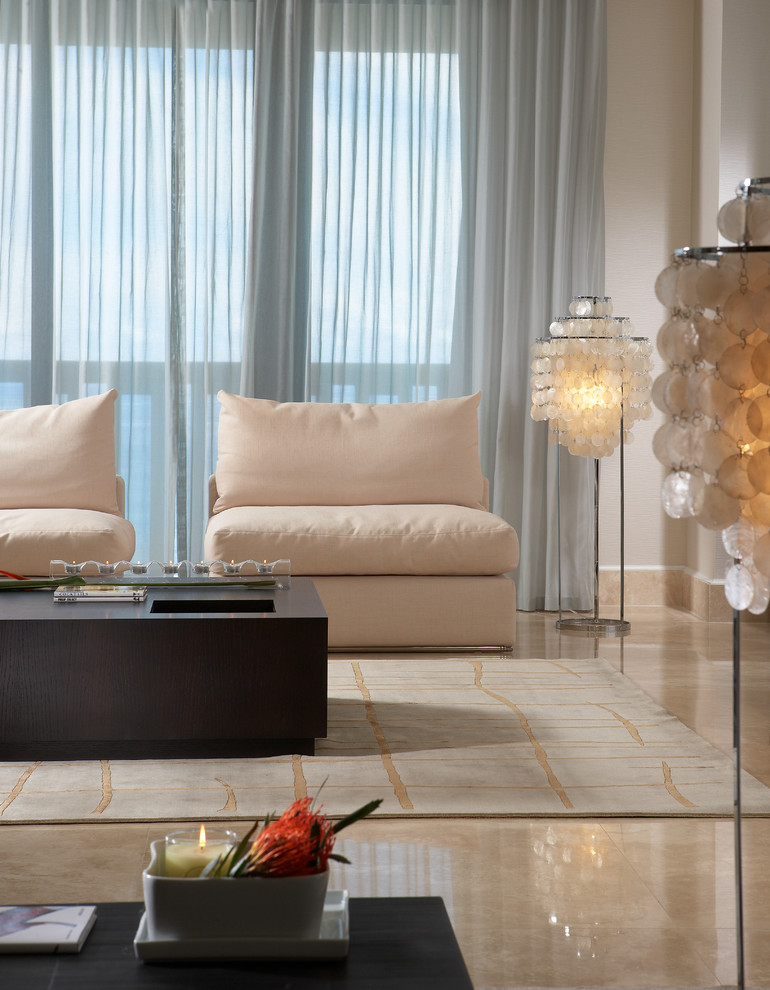 Стильный дизайн: парадная, изолированная гостиная комната среднего размера в современном стиле с белыми стенами и мраморным полом - последний тренд