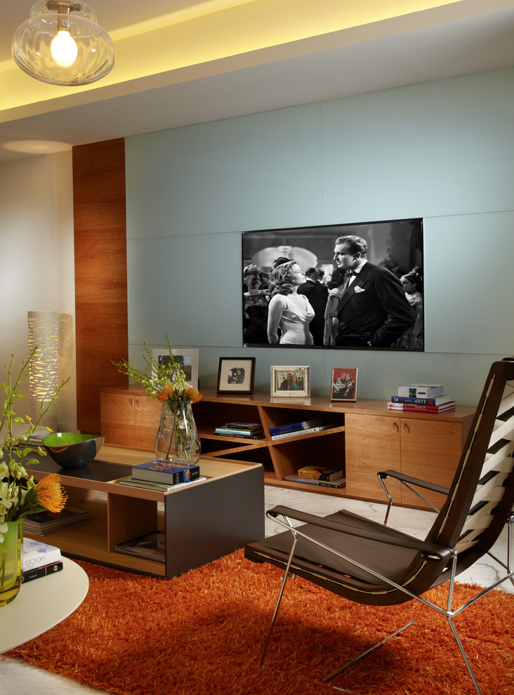 Foto di un soggiorno design di medie dimensioni e chiuso con sala formale, pareti bianche e pavimento in marmo