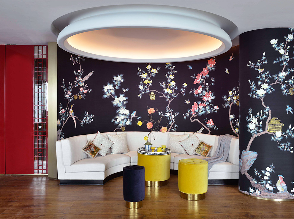 Ejemplo de salón abierto asiático sin chimenea con paredes negras y suelo de madera en tonos medios