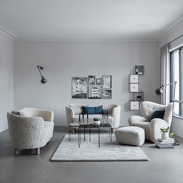 Cette image montre un petit salon mansardé ou avec mezzanine nordique avec un mur gris, un sol en linoléum et un sol gris.