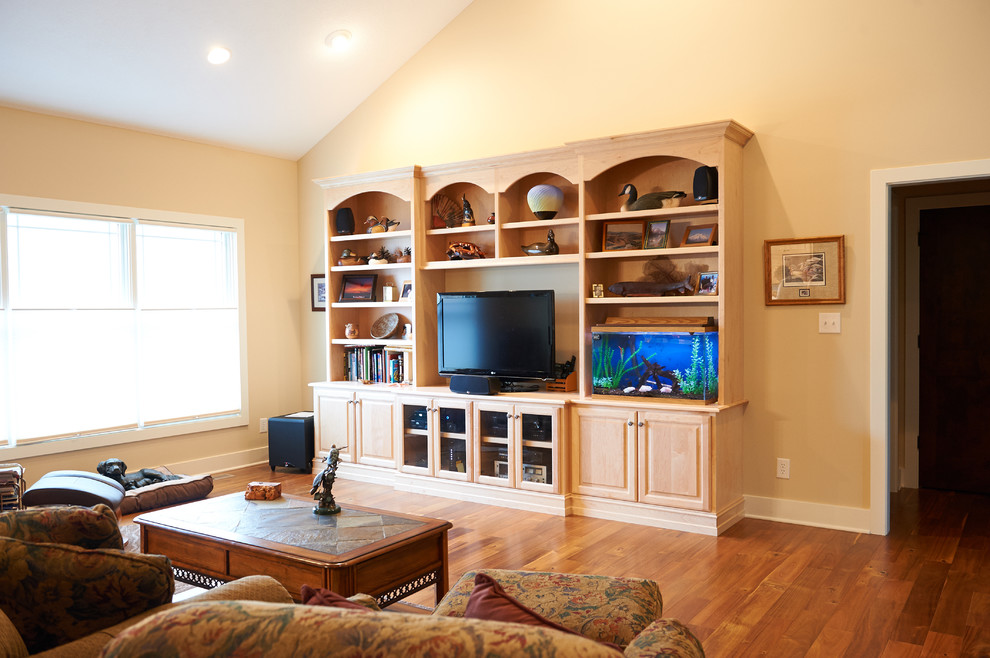 Imagen de salón para visitas abierto tradicional grande con suelo de madera en tonos medios, paredes beige y televisor independiente