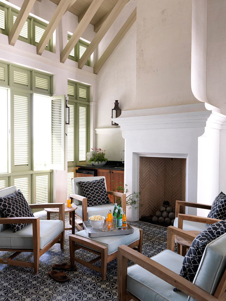 Repräsentatives Mediterranes Wohnzimmer mit beiger Wandfarbe, Kamin und gefliester Kaminumrandung in Austin