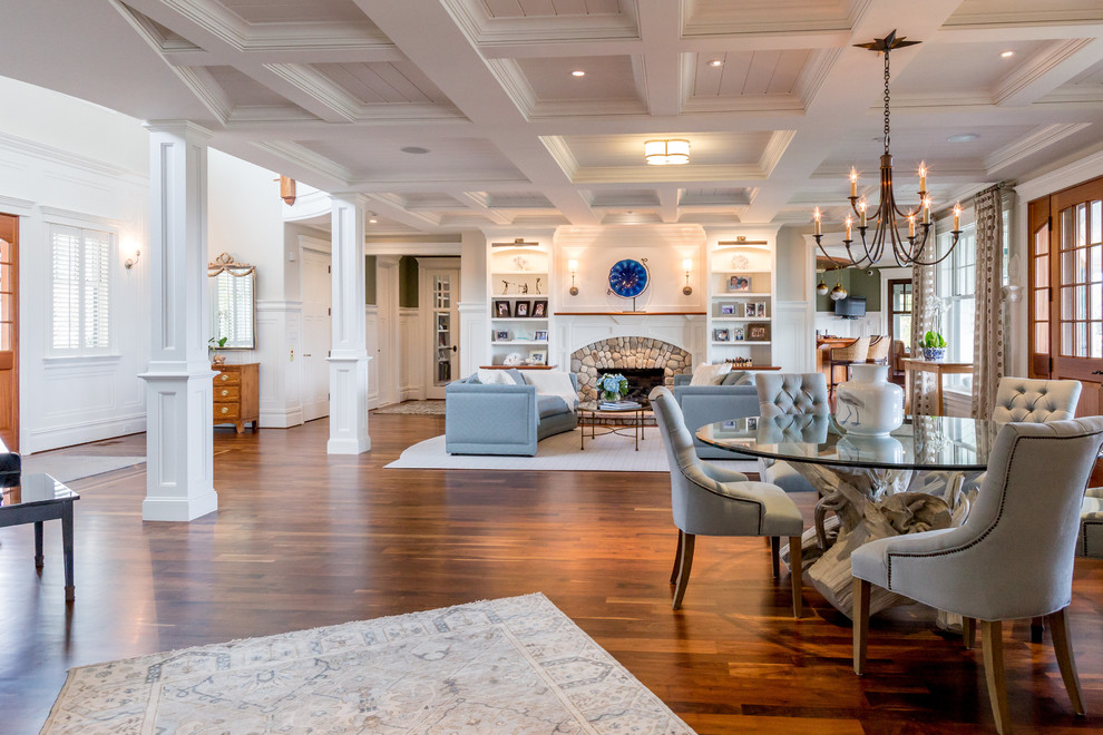 Großes, Fernseherloses Maritimes Wohnzimmer mit beiger Wandfarbe, braunem Holzboden, Kamin und Kaminumrandung aus Stein in New York