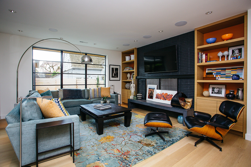 Mittelgroßes, Offenes Modernes Wohnzimmer ohne Kamin mit weißer Wandfarbe, braunem Holzboden, TV-Wand und braunem Boden in Portland