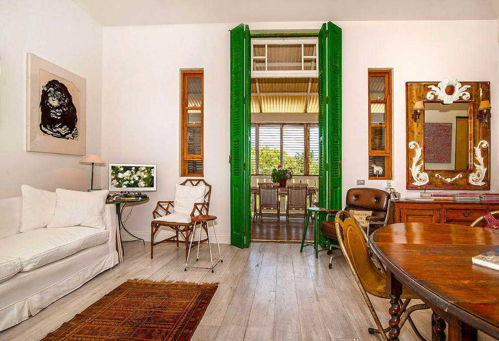 Offenes Wohnzimmer mit weißer Wandfarbe und hellem Holzboden in Gold Coast - Tweed