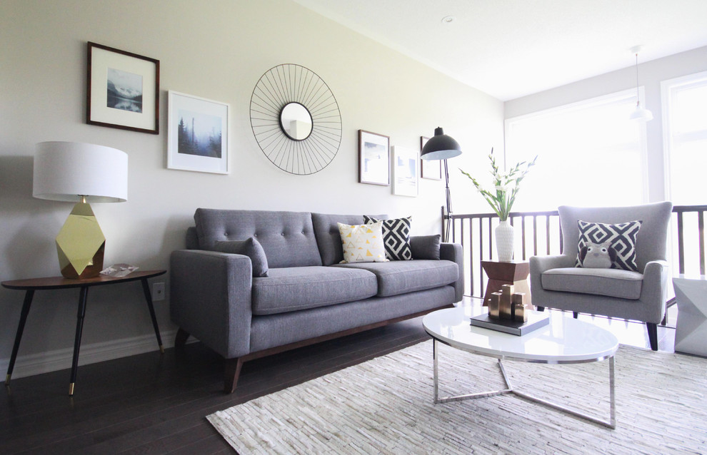 На фото: гостиная комната среднего размера в стиле ретро с серыми стенами и темным паркетным полом