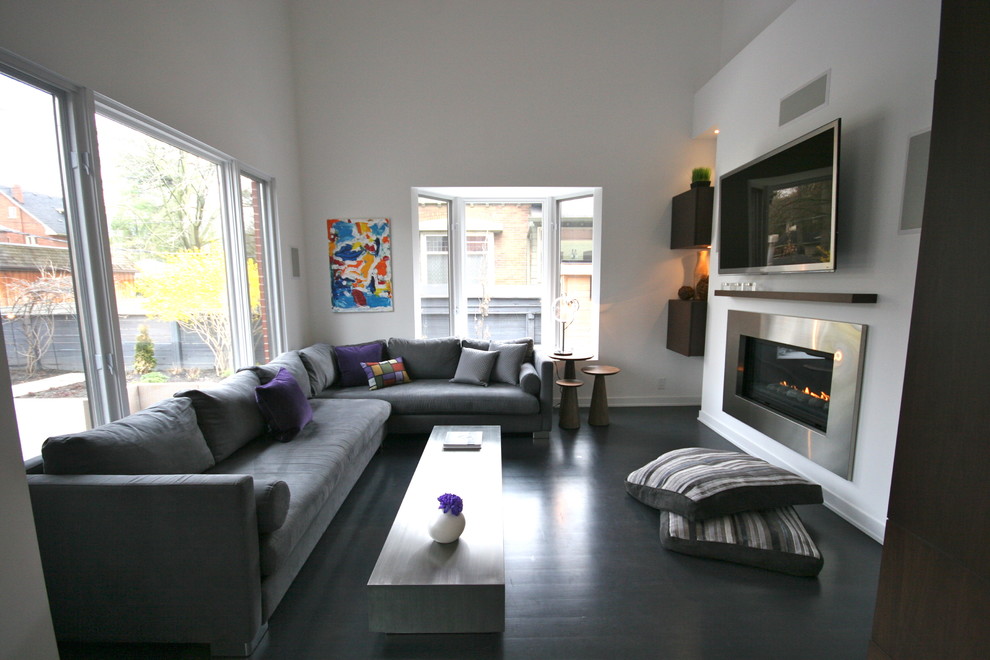 Идея дизайна: гостиная комната в стиле модернизм с белыми стенами, черным полом и эркером