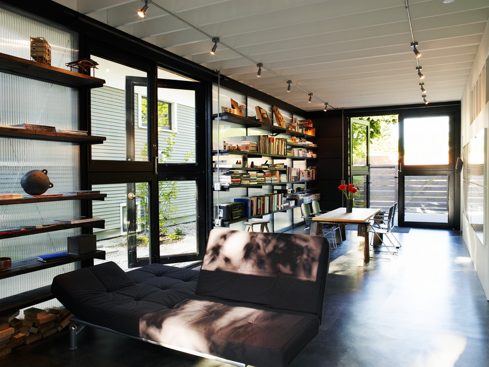 Idée de décoration pour un petit salon minimaliste ouvert avec un mur blanc, sol en béton ciré et un poêle à bois.
