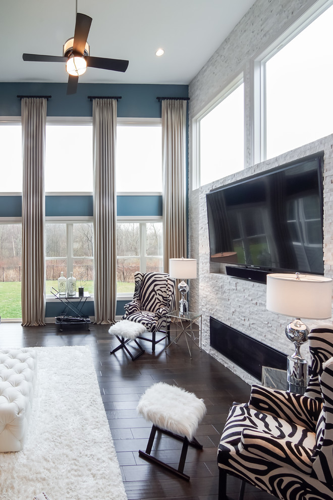 Foto di un grande soggiorno tradizionale aperto con pareti blu e TV a parete