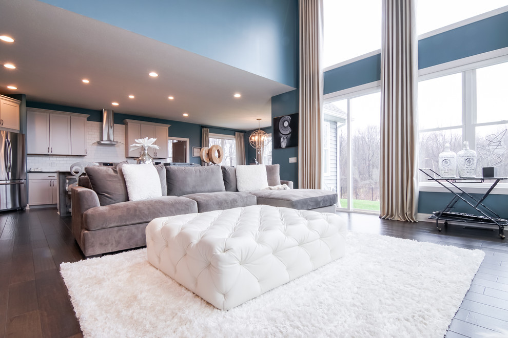 Foto di un soggiorno classico con pareti blu e TV a parete