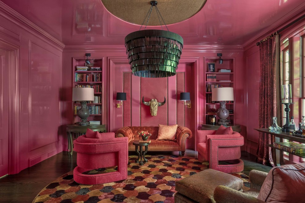 Стильный дизайн: большая изолированная гостиная комната в стиле фьюжн с с книжными шкафами и полками, розовыми стенами и темным паркетным полом - последний тренд