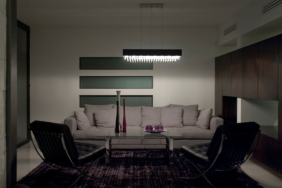 Стильный дизайн: большая парадная, открытая гостиная комната в современном стиле с белыми стенами и полом из керамогранита без телевизора - последний тренд