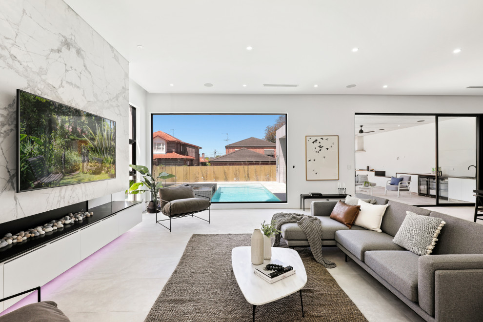 Esempio di un soggiorno design aperto con pareti bianche, camino lineare Ribbon, TV a parete e pavimento grigio