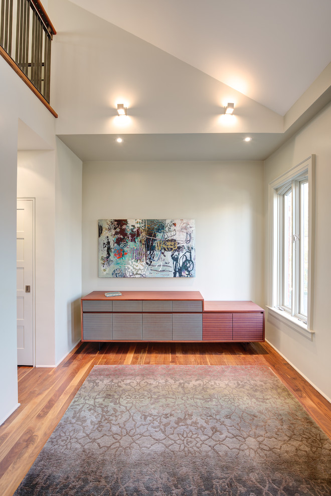 Imagen de salón para visitas tipo loft urbano de tamaño medio sin chimenea y televisor con paredes blancas y suelo de madera clara