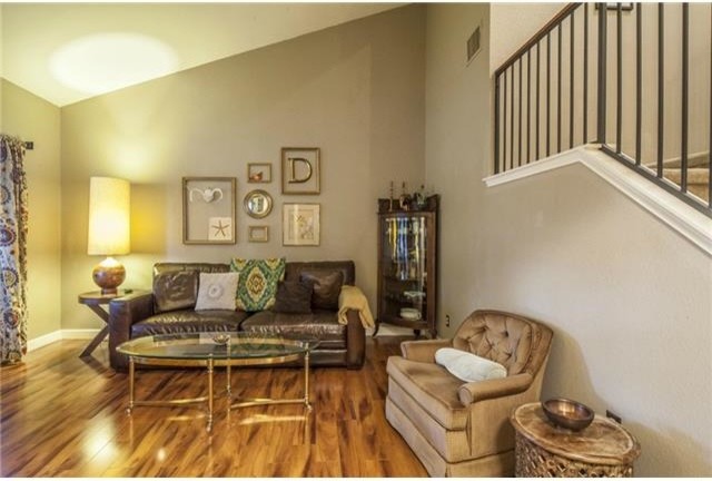 Mittelgroßes, Repräsentatives, Offenes Stilmix Wohnzimmer mit beiger Wandfarbe und braunem Holzboden in Austin