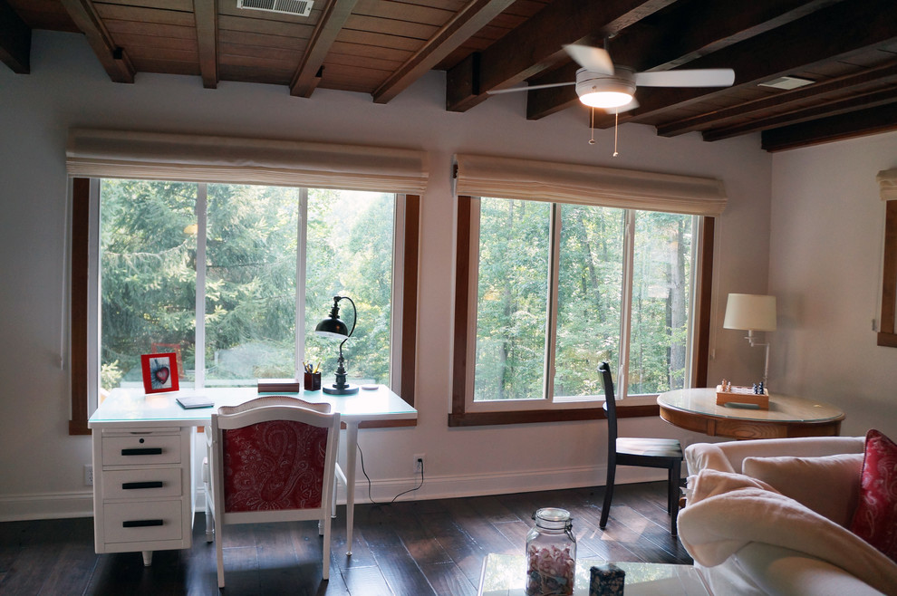 Foto de despacho rústico de tamaño medio con paredes blancas, suelo de madera oscura, estufa de leña y marco de chimenea de piedra