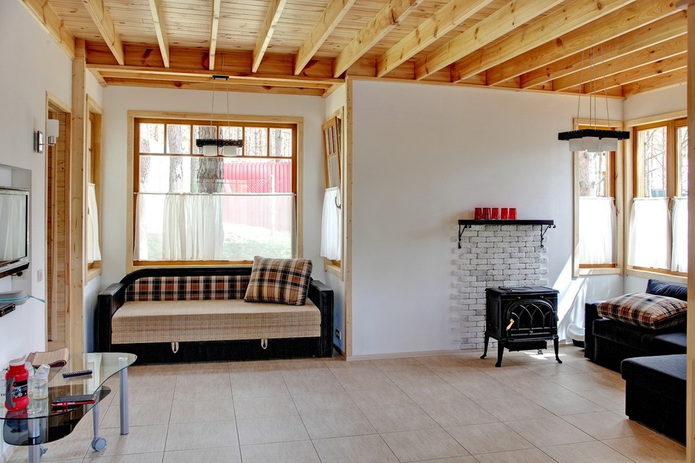 Стильный дизайн: гостиная комната в стиле рустика с белыми стенами и печью-буржуйкой - последний тренд