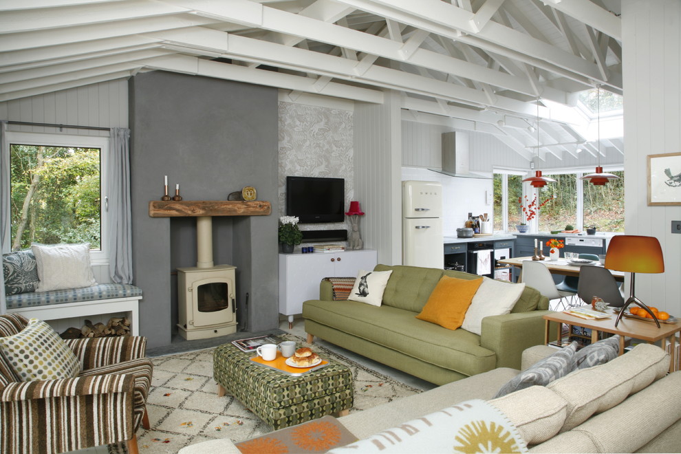 Источник вдохновения для домашнего уюта: гостиная комната в стиле ретро с белыми стенами и печью-буржуйкой без телевизора