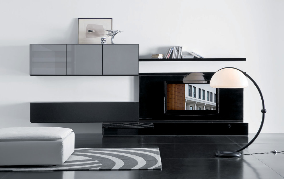 На фото: гостиная комната в стиле модернизм с белыми стенами, черным полом и ковром на полу с