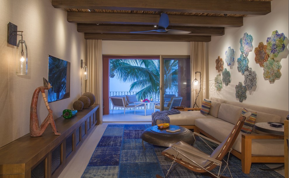 Источник вдохновения для домашнего уюта: маленькая открытая гостиная комната в морском стиле с бежевыми стенами и телевизором на стене без камина для на участке и в саду