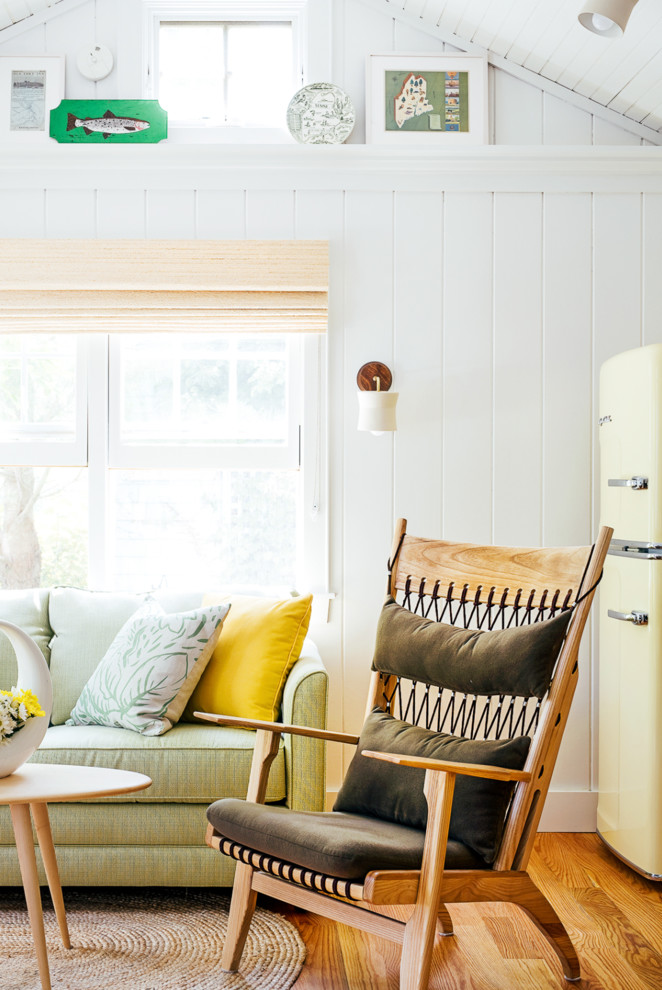 Offenes Maritimes Wohnzimmer mit weißer Wandfarbe und braunem Holzboden in Portland Maine