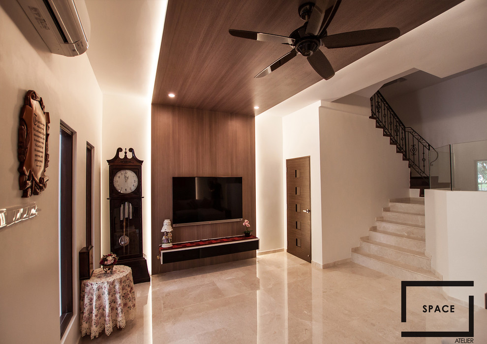 Стильный дизайн: большая парадная, открытая гостиная комната в стиле модернизм с коричневыми стенами, мраморным полом и телевизором на стене - последний тренд