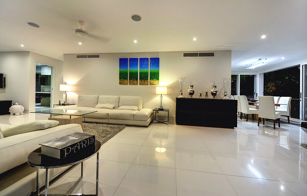 Offenes Retro Wohnzimmer mit weißer Wandfarbe und Porzellan-Bodenfliesen in Cairns