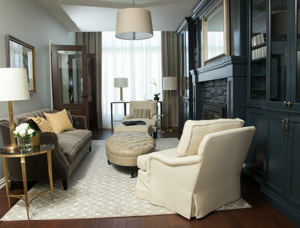 Пример оригинального дизайна: изолированная гостиная комната среднего размера в стиле неоклассика (современная классика) с синими стенами, темным паркетным полом, стандартным камином и фасадом камина из кирпича без телевизора