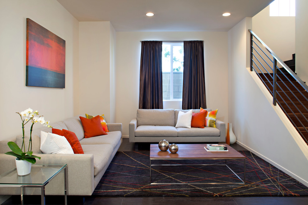 Свежая идея для дизайна: гостиная комната среднего размера в современном стиле с белыми стенами - отличное фото интерьера
