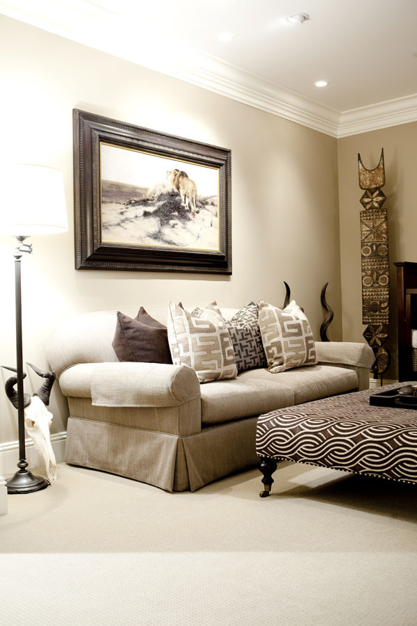 Immagine di un soggiorno bohémian di medie dimensioni con sala formale, pareti marroni, moquette e pavimento marrone