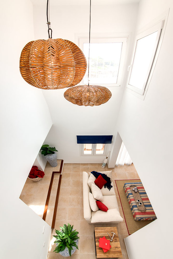 Источник вдохновения для домашнего уюта: большая парадная, открытая гостиная комната в морском стиле с белыми стенами и полом из керамической плитки без камина
