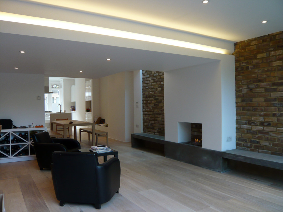 Modernes Wohnzimmer mit Kamin und verputzter Kaminumrandung in London