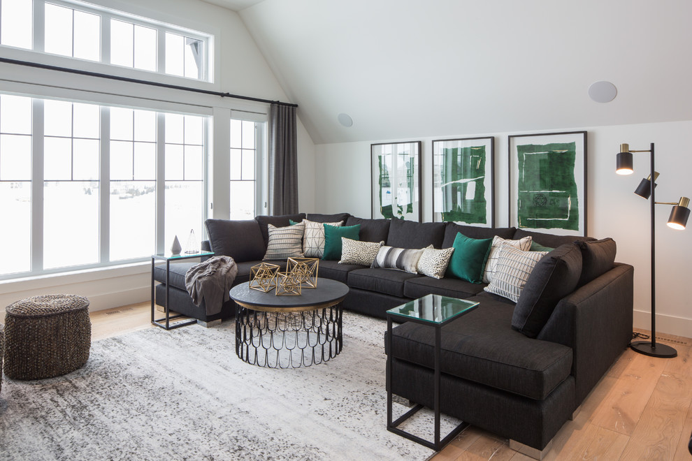 Großes Modernes Wohnzimmer im Loft-Stil mit Hausbar, weißer Wandfarbe, braunem Holzboden und braunem Boden in Calgary