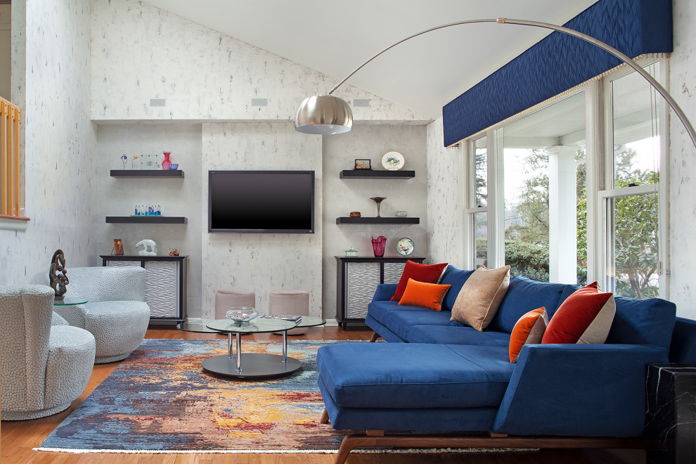 Foto de salón abierto actual de tamaño medio sin chimenea con paredes blancas, suelo de madera en tonos medios, televisor colgado en la pared y suelo azul