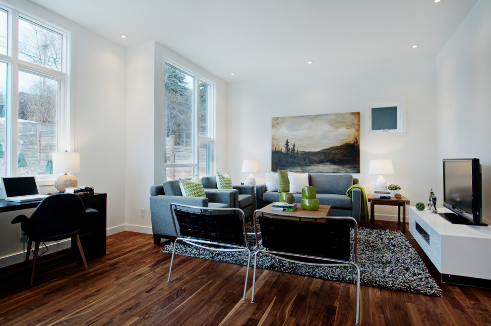 Modernes Wohnzimmer mit weißer Wandfarbe und freistehendem TV in Calgary