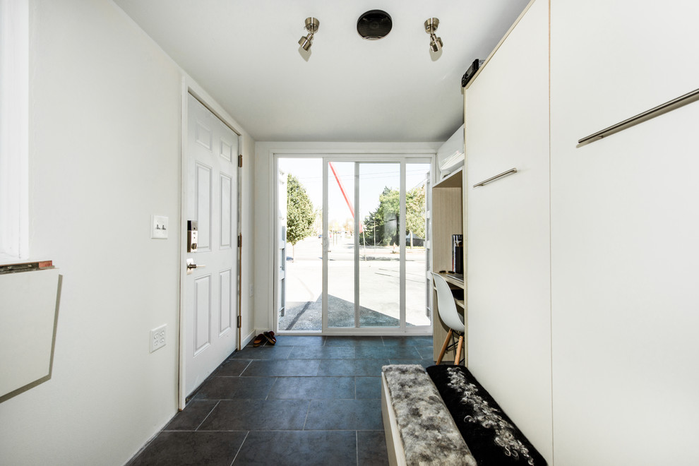 Пример оригинального дизайна: маленькая открытая гостиная комната в стиле модернизм с белыми стенами, полом из керамической плитки и черным полом для на участке и в саду